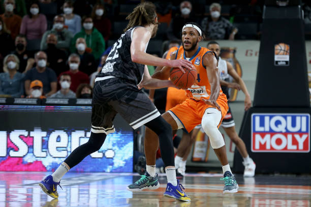 队中场核心 队中场核心