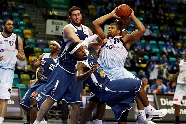 上海男篮明战联赛第二阶段 队长王哲林回来了